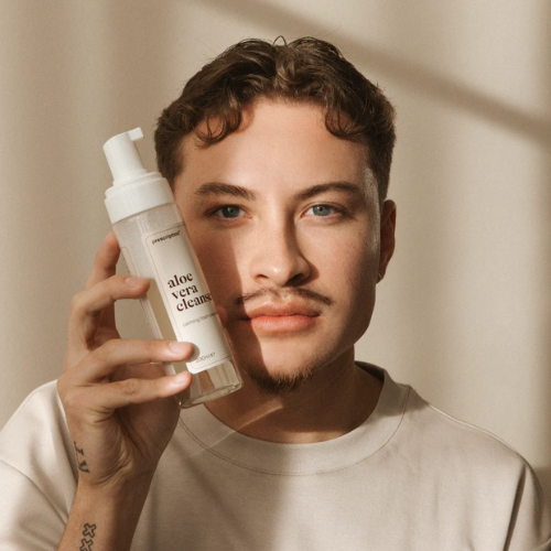 Man met Prescription Skincare Aloe Vera Cleanser, milde reiniger voor alle huidtypes